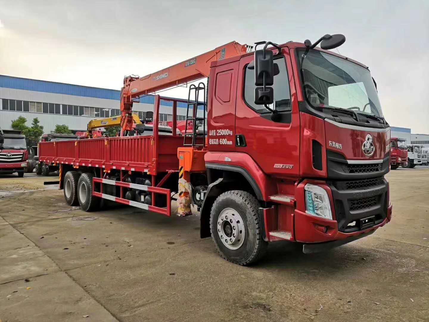 东风柳汽随车起重运输车