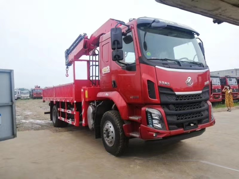 东风柳汽单桥折臂随车起重运输车