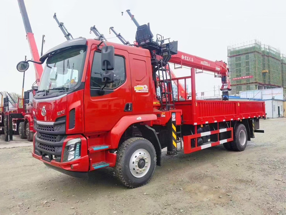 柳汽单桥宏昌天马8吨随车吊